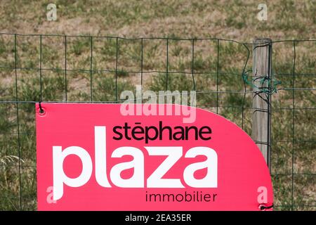 La Clayette, Francia - 12 settembre 2020: Logo Stephane Plaza su una recinzione. Stephane Plaza Immobilier è una rete francese di agenzie immobiliari Foto Stock