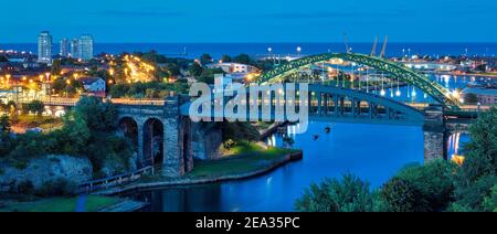 Vista del ponte Wearmouth Bridge & Wearmouth Rail Bridge a Sunderland, Tyne and Wear, Inghilterra, Regno Unito Foto Stock