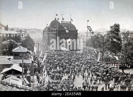 Foto della fine del XIX secolo - Arco di Trionfo, Tokyo, 1895, si pensa siano celebrazioni dopo la fine della guerra sino-giapponese. Foto Stock