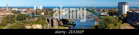 Vista del ponte Wearmouth Bridge & Wearmouth Rail Bridge a Sunderland, Tyne and Wear, Inghilterra, Regno Unito Foto Stock