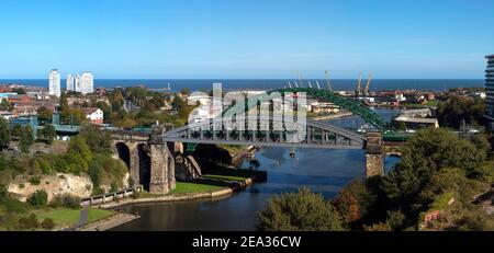 Vista del ponte Wearmouth Bridge & Wearmouth Rail Bridge a Sunderland, Tyne and Wear, Inghilterra, Regno Unito Foto Stock