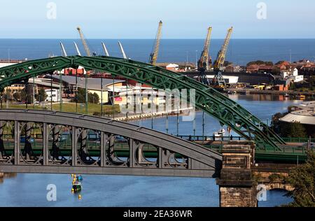 Vista del ponte Wearmouth Bridge & Wearmouth Rail Bridge a Sunderland, Tyne and Wear, Inghilterra, Regno Unito Foto Stock