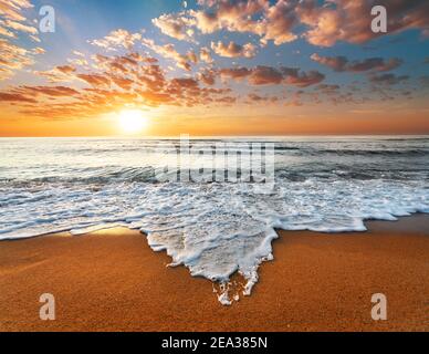 Paesaggio con mare tramonto sulla spiaggia. Foto Stock