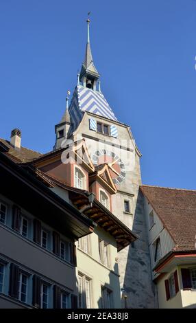 Centro storico di Zug in Svizzera con Zytturm ed edifici storici Foto Stock