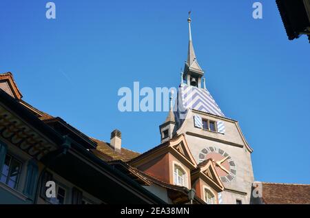 Zug, Svizzera, vista nel centro storico con il Turm Zyt e colorati tetti tradizionali Foto Stock