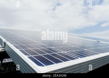 Pannelli solari closeup. Centrale elettrica alternativa delle celle solari. Sostenibilità del pianeta. Energia verde per la casa. I moduli elettrici Sun Blue sono in fila Foto Stock