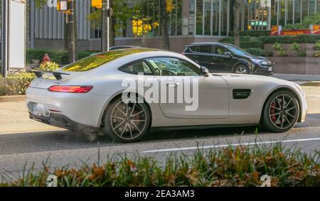 Supercar bianca Mercedes AMG GTS sulla strada della città di Vancouver. Vista strada, messa a fuoco selettiva, supercar foto concettuali. Foto Stock