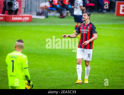 Milano, Italia. 7 Feb 2021. Milano, Italia, Stadio Giuseppe Meazza, 07 febbraio 2021, Zlatan Ibrahimovic dell'AC Milan reagisce durante AC Milan vs Crotone FC - Calcio italiano Serie A match Credit: Fabrizio Carabelli/LPS/ZUMA Wire/Alamy Live News Foto Stock