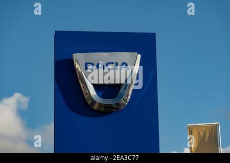 Logo Londra-Dacia sulla concessionaria a Londra Ovest, un costruttore di automobili rumeno Foto Stock