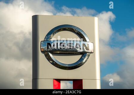 Logo Londra-Nissan presso lo showroom dell'automobile a Londra ovest, un produttore giapponese dell'automobile Foto Stock