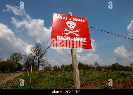 Segnale campo minato con un avvertimento che minaccia la vita Foto Stock