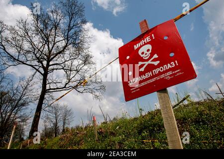 Segnale campo minato con un avvertimento che minaccia la vita Foto Stock