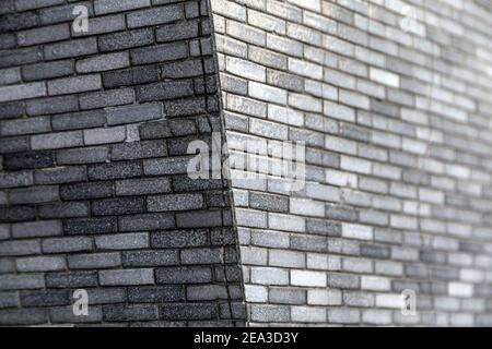 Dettaglio di mattoni grigi sulla facciata dello skyraper butralista Center Point Facade in Tottenham Court Road, Londra, UK Foto Stock