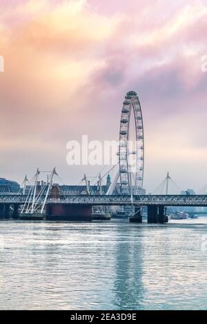Vista del London Eye, del ponte Hungerford e del Golden Jubilee Bridges e del fiume Tamigi, Londra, Regno Unito Foto Stock