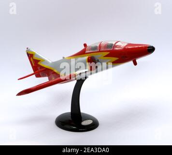 Foto di un modello in plastica di UN velivolo da addestramento AVIOJET CASA C-101 nella livrea della Patrulla Águila Spanish Aerobatic Team Eagle Patrol Foto Stock