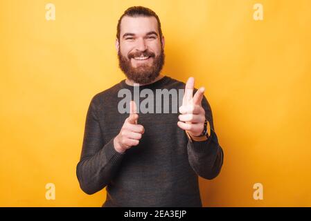 Ciao. Foto di un uomo allegro che punta alla telecamera. Foto Stock