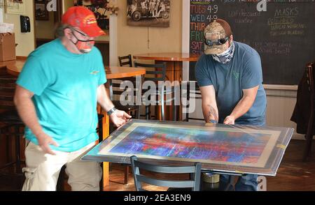 Wilkes barre Township, Stati Uniti. 02-5-2021. Gli imballatori d'arte della US Art Co. Preparano l'opera d'arte "Ducks in a Row" dell'artista americano Arthur Miller per la spedizione al Burkina Faso, Ouagadougou, Ambasciata degli Stati Uniti dell'Africa occidentale, residenza dell'Ambasciatore degli Stati Uniti, Sandra E. Clark, per la mostra. Il lavoro di Miller è stato scelto attraverso il programma Art in Embassies. L'Ambasciatore Sandra E. Clark era interessato a opere che ritraggono diverse scene di paesaggi negli Stati Uniti ed è stato attratto dall'eccezionale fotografia di Miller Foto Stock