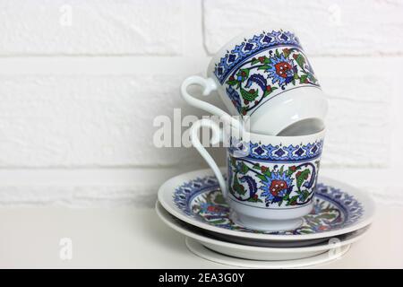 Due tazze da caffè turche tradizionali isolate su sfondo bianco in mattoni. Foto di alta qualità Foto Stock