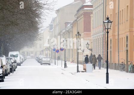 Potsdam, Germania. 07 febbraio 2021. La neve si trova sulla Hegelallee e le auto parcheggiate sul lato della strada. Credit: Soeren Stache/dpa-Zentralbild/dpa/Alamy Live News Foto Stock