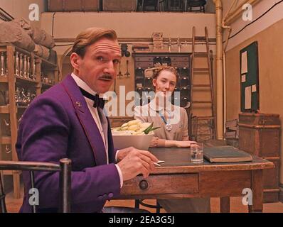 THE GRAND BUDAPEST HOTEL 2014 Fox Searchlight Pictures film with Ralph Fiennes e Saorise Ronan Foto Stock