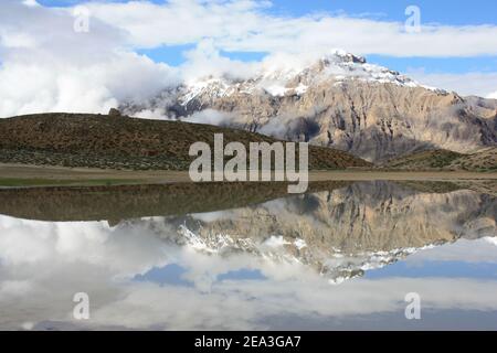 Le vette dell'Himalaya si riflettono sul lago alpino Dhankar, Spiti, India Foto Stock