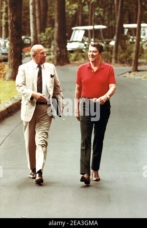 **file Foto** George Shultz è scomparso. In questa foto pubblicata dalla Casa Bianca, il presidente degli Stati Uniti Ronald Reagan discute le questioni di politica estera con il segretario di Stato americano George P. Shultz mentre camminano sui terreni di Camp David, il ritiro presidenziale vicino a Thurmont, Maryland, il 14 agosto 1982. Credito obbligatorio: Michael Evans/Casa Bianca via CNP/MediaPunch Foto Stock