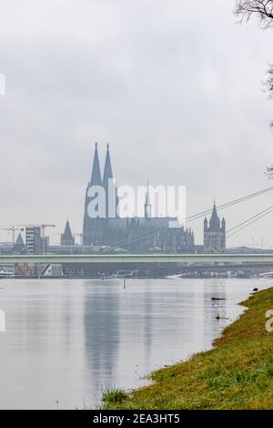 Panorama di Colonia con la cattedrale grande San Martino e hohenzollern ponte in tempo nevoso. fiume reno con acqua alta Foto Stock