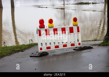 barriera su una strada asfaltata a causa di acqua alta su il fiume reno Foto Stock