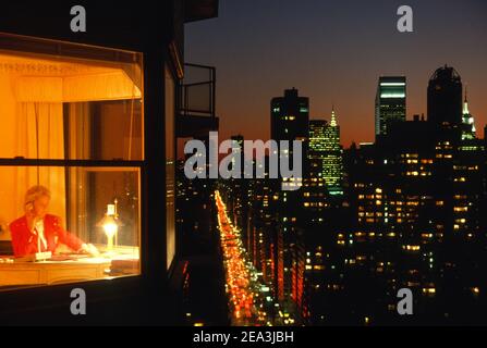 1994, imprenditrice lavora fino a tardi nel suo ufficio a casa, Midtown Manhattan, New York, Stati Uniti d'America Foto Stock