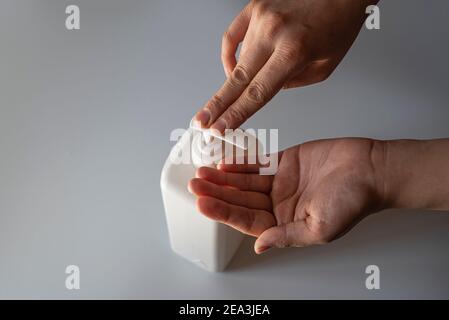 Donna sta lavando le mani con gel a base di alcol. Igienizzatore per le mani. Concetto di igiene delle mani di coronavirus. Foto Stock