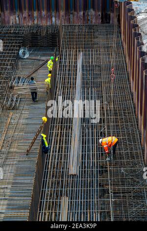 Lavori sulla rete di acciaio della fondazione, la nuova costruzione del Ponte Karl Lehr nel porto di Duisburg-Ruhrort, sulla Ruhr e il porto CAN Foto Stock