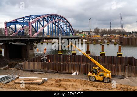 Nuova costruzione del Ponte Karl Lehr nel porto di Duisburg-Ruhrort, sulla Ruhr e sul canale portuale, importante collegamento del porto alla A4 Foto Stock