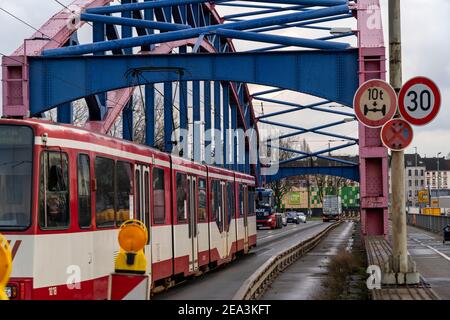 Nuova costruzione del Ponte Karl Lehr nel porto di Duisburg-Ruhrort, sulla Ruhr e sul canale portuale, importante collegamento del porto alla A4 Foto Stock