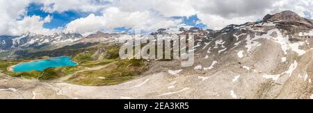 Spettacolare panorama montano di neve tardiva che copre le piste. Foto Stock