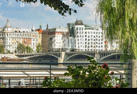 PRAGA, REPUBBLICA CECA - LUGLIO 2018: L'edificio Nationale-Nederlanden nel centro di Praga. È anche conosciuta come "la Dancing House" Foto Stock