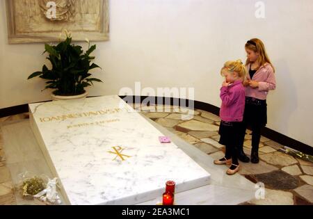 La gente si allinea all'interno delle grotte della Basilica di San Pietro in Vaticano il 14,2005 aprile per visitare la tomba del compianto Papa Giovanni Paolo II Foto di Eric Vandeville/ABACAPRESS.COM Foto Stock