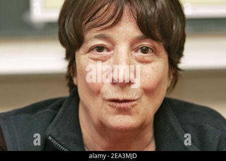 Il leader francese del partito ultra-sinistro Lutte Ouvriere Arlette Laguiller promuove il "NO" contro la costituzione di Europen a Bordeaux, in Francia, il 31 marzo 2005. Foto di Patrick Bernard/ABACA. Foto Stock