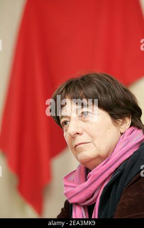 Il leader francese del partito ultra-sinistro Lutte Ouvriere Arlette Laguiller promuove il "NO" contro la costituzione di Europen a Bordeaux, in Francia, il 31 marzo 2005. Foto di Patrick Bernard/ABACA. Foto Stock