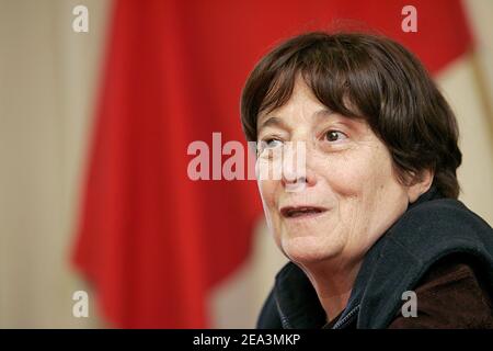 Il leader francese del partito ultra-sinistro Lutte Ouvriere Arlette Laguiller promuove il "NO" contro la costituzione di Europen a Bordeaux, in Francia, il 31 marzo 2005. Foto di Patrick Bernard/ABACA. Foto Stock