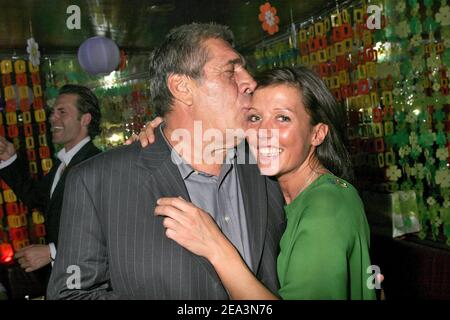 Programma TF1 il 5 aprile 2005 il contestante di Premiere compagnie Jean-Pierre Castaldi partecipa alla festa di compleanno dell'assistente di Tony Gomez Alexandra Pointel (r) all'Etoile Club di Parigi, Francia. Foto di Benoit Pinguet/ABACA. Foto Stock