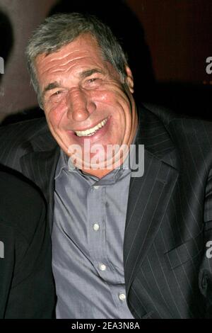 Programma TF1 il 5 aprile 2005, il contestante di Premiere compagnie Jean-Pierre Castaldi partecipa alla festa di compleanno dell'assistente Alexandra Pointel di Tony Gomez al Club Etoile di Parigi, Francia. Foto di Benoit Pinguet/ABACA. Foto Stock