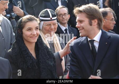 Il principe Emmanuel Philibert e la principessa Clotilde di Savoia partecipano ai funerali di Papa Giovanni Paolo II unendosi a regni, mediatori di potere politico e a moltitudini di fedeli in Piazza San Pietro a Città del Vaticano venerdì 8 aprile 2005. Foto di Abd Rabbo-Nebinger-Zabulon/ABACA Foto Stock