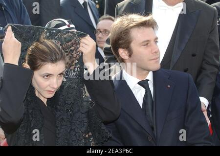 Il principe Emmanuel Philibert e la principessa Clotilde di Savoia partecipano ai funerali di Papa Giovanni Paolo II unendosi a più di due milioni di cordoglio, tra cui agenti di potere politico e regale in Piazza San Pietro a Città del Vaticano venerdì 8 aprile 2005. Foto di Abd Rabbo-Nebinger-Zabulon/ABACA. Foto Stock