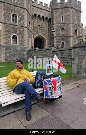 Ambiance a Windsor, giovedì 7 aprile 2005 per il prossimo matrimonio tra il Principe Carlo della Gran Bretagna e Camilla Parker Bowles, dopo una serie di evidenti incidenti afflitti dai piani, tra cui un rinvio di 24 ore a causa dei funerali del Papa e una previsione di una possibile nevicata del giorno. Il Royal Wedding si svolge sabato 9 aprile 2005 in una cerimonia civile presso la Guildhall di Windsor. Mousse/ABACA Foto Stock