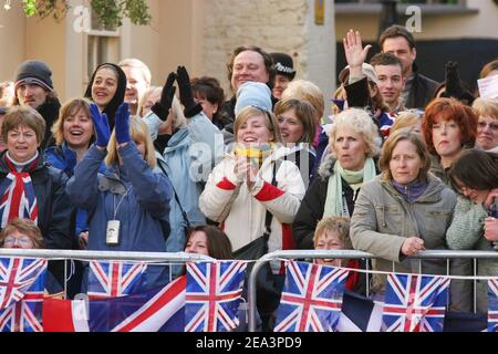 La folla fuori dalla Windsor Guildhall a Windsor, Berkshire, Regno Unito, il 9 aprile 2005, dove il Principe del Galles e Camilla Parker Bowles si sposano. Foto di Mousse/ABACA. Foto Stock