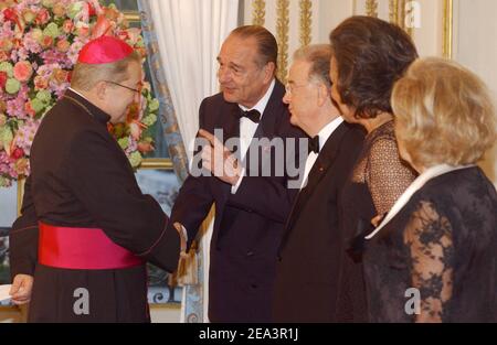 Il presidente portoghese Jorge Sampaio e sua moglie Maria Josee Ritta insieme al presidente francese Jacques Chirac e alla moglie Bernadette accolgono l'arcivescovo di Parigi Monseigneur Vingt-Trois nel palazzo Elysee, in Francia, il 11 aprile 2005, prima di una cena il primo giorno della loro visita di Stato di 4 giorni in Francia. Foto piscina di Stevens-Chesnot/ABACA. Foto Stock