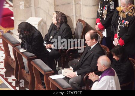 La famiglia principesca di Monaco durante il servizio funebre per il defunto Principe Rainier di Monaco nella cattedrale di San Nicola a Monaco il 15 aprile 2005. Foto IN PISCINA/ABACA Foto Stock