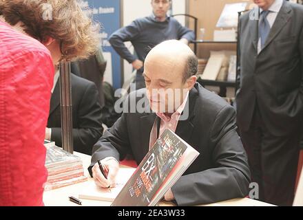 L'ex deputato e sindaco Alain Juppe torna con la moglie Isabelle nella sua città natale di Bordeaux, in Francia, il 17 aprile 2005, per firmare un libro "Urbi e Bordeaux". Foto di Patrick Bernard/ABACA. Foto Stock