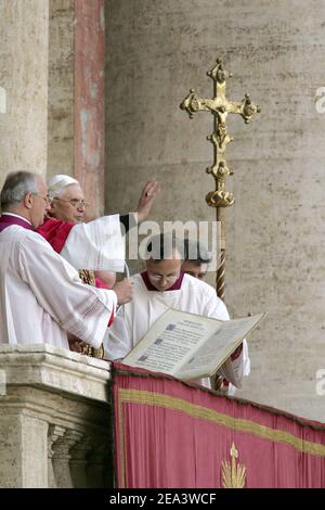 I Cardinali si presentano alla folla dopo aver eletto il prelato tedesco Joseph Ratzinger come nuovo papa, succedendo a Papa Giovanni Paolo II in Vaticano, Roma, il 19 aprile 2005. Ratzinger, 78, il 265° pontefice della Chiesa, prenderà il nome di Benedetto XVI. Foto di Laurent Zabulon/ABACA. Foto Stock