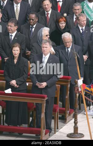 Il presidente tedesco Horst Koehler, a destra, e sua moglie Eva ascoltano la Messa rata di Papa Benedetto XVI in piazza San Pietro in Vaticano, domenica 24 aprile 2005. Foto di Laurent Zabulon/ABACA. Foto Stock